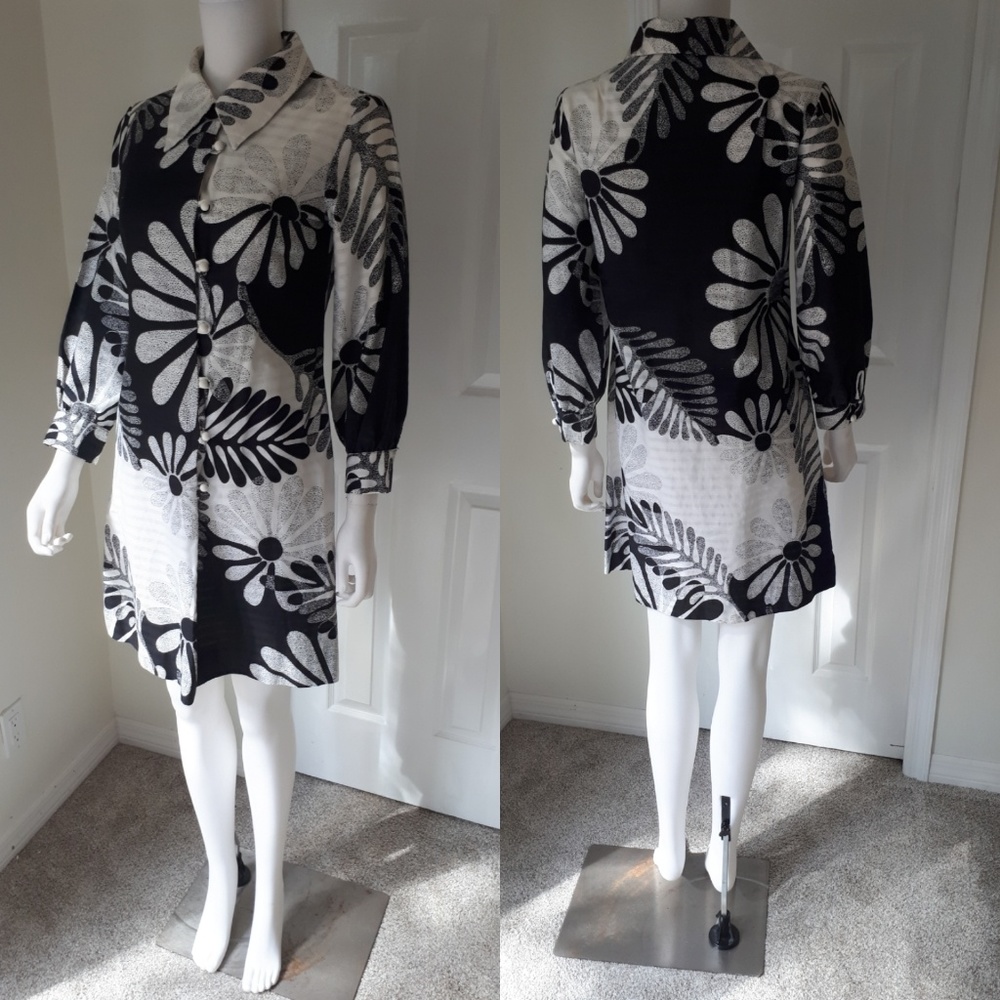 Vintage 1960's Monochrome Mod Flower Dress
